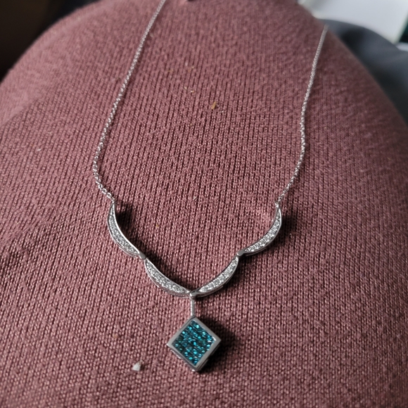 Transforming Necklace & Earring Set - Picture 3 of 14